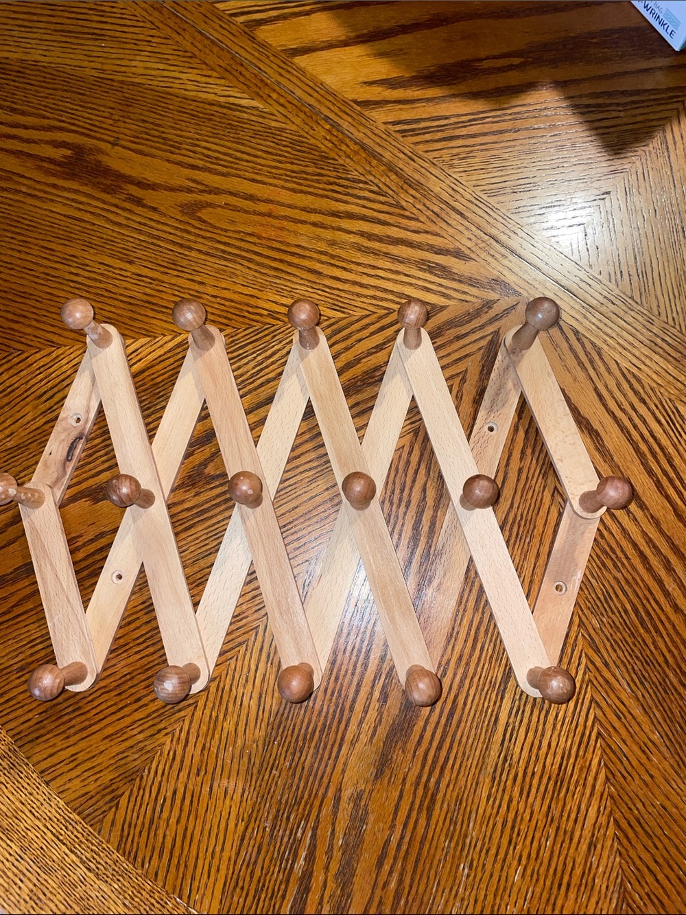 Expandable Accordion Style Mounted Wooden Wall hook/Rack | 16 Hooks